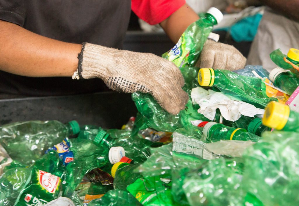 Trabalhador da reciclagem de embalagens