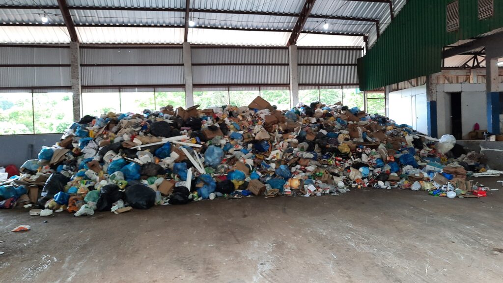ILOG investe no barracão de tratamento de resíduos de cooperativa de reciclagem.